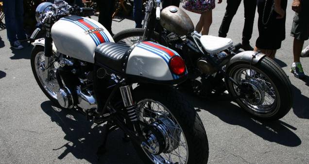 Honda CB 4 cilindros estilo café racer, com pintura de competição, tomadas de ar do carburador estilo cornetas e semi-guidões fixados nas bengalas | <a href="https://preprod.quatrorodas.abril.com.br/moto/noticias/two-wheels-brazil-reune-fabricantes-nacionais-americ" rel="migration"></a> Honda CB 4 cilindros estilo café racer, com pintura de competição, tomadas de ar do carburador estilo cornetas e semi-guidões fixados nas bengalas | <a href="https://preprod.quatrorodas.abril.com.br/moto/noticias/two-wheels-brazil-reune-fabricantes-nacionais-americ" rel="migration"></a>