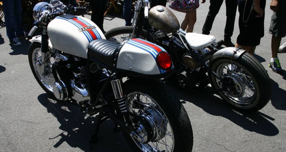 Honda CB 4 cilindros estilo caf&eacute; racer, com pintura de competi&ccedil;&atilde;o, tomadas de ar do carburador estilo cornetas e semi-guid&otilde;es fixados nas bengalas | <a href="https://preprod.quatrorodas.abril.com.br/moto/noticias/two-wheels-brazil-reune-fabricantes-nacionais-americ" rel="migration"></a>