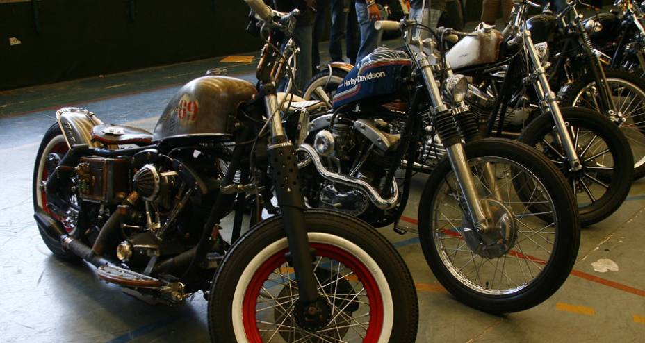 Sequ&ecirc;ncia de motos H-D customizadas em diferentes estilos no gin&aacute;sio do Two Wheels | <a href="https://preprod.quatrorodas.abril.com.br/moto/noticias/two-wheels-brazil-reune-fabricantes-nacionais-americanos-motos-vintage-644346.shtml" rel="migration">Leia mais</a>