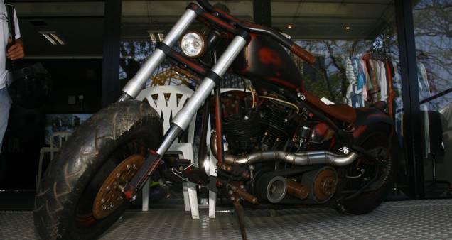 Moto ao estilo Rat Bike surgida a partir dos personagens do filme Mad Max, com motor HD antigo e frente com suspensão invertida adaptada | <a href="https://preprod.quatrorodas.abril.com.br/moto/noticias/two-wheels-brazil-reune-fabricantes-nacionais-americanos-motos" rel="migration"></a> Moto ao estilo Rat Bike surgida a partir dos personagens do filme Mad Max, com motor HD antigo e frente com suspensão invertida adaptada | <a href="https://preprod.quatrorodas.abril.com.br/moto/noticias/two-wheels-brazil-reune-fabricantes-nacionais-americanos-motos" rel="migration"></a>