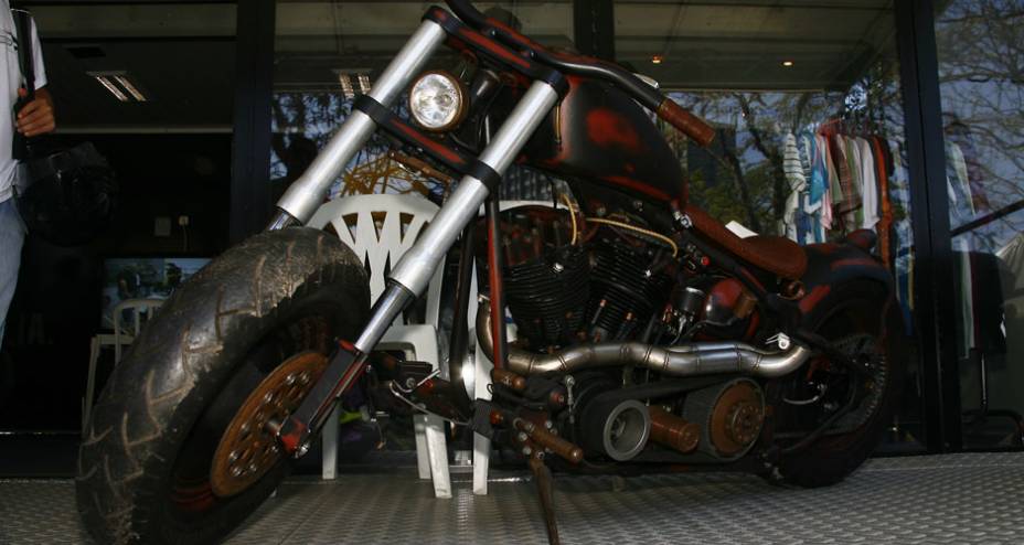 Moto ao estilo Rat Bike surgida a partir dos personagens do filme Mad Max, com motor HD antigo e frente com suspens&atilde;o invertida adaptada | <a href="https://preprod.quatrorodas.abril.com.br/moto/noticias/two-wheels-brazil-reune-fabricantes-nacionais-americanos-motos" rel="migration"></a>