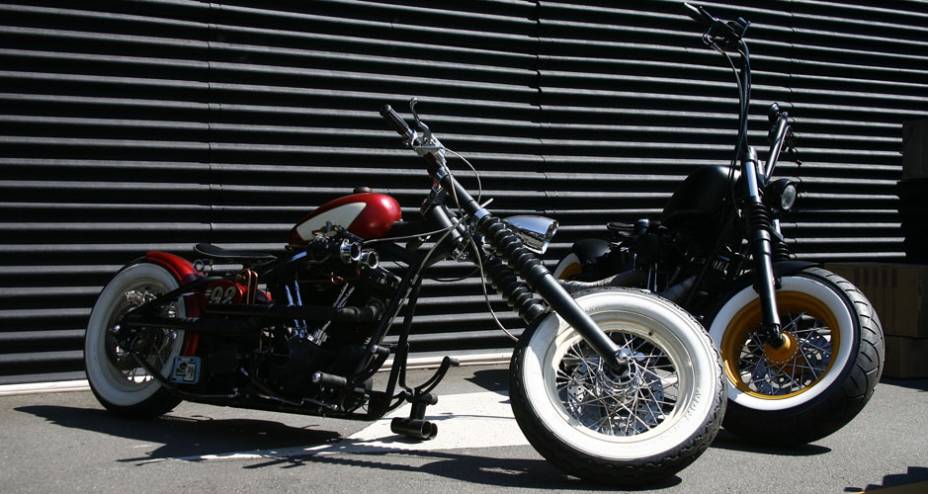 Chopper Harley-Davidson com angulo de cáster muito aberto e imenso pneu traseiro adaptado na dianteira | <a href="https://preprod.quatrorodas.abril.com.br/moto/noticias/two-wheels-brazil-reune-fabricantes-nacionais-americanos-motos-vintage-644346.shtml" rel="migration">Leia mais</a>