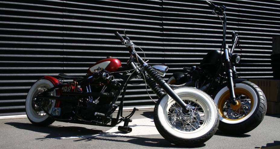 Chopper Harley-Davidson com angulo de c&aacute;ster muito aberto e imenso pneu traseiro adaptado na dianteira | <a href="https://preprod.quatrorodas.abril.com.br/moto/noticias/two-wheels-brazil-reune-fabricantes-nacionais-americanos-motos-vintage-644346.shtml" rel="migration">Leia mais</a>