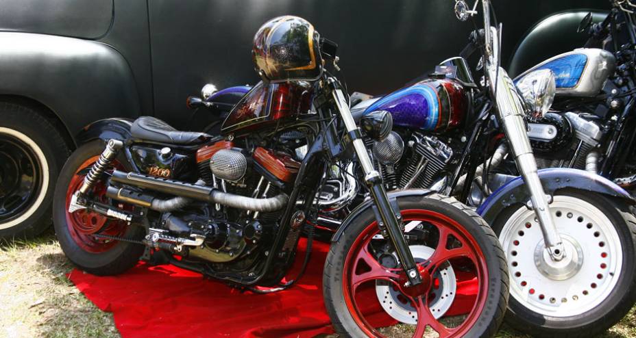 Sportster 1200 com rodas e pintura especiais, banco monoposto e escape direto revestido com tiras de amianto | <a href="https://preprod.quatrorodas.abril.com.br/moto/noticias/two-wheels-brazil-reune-fabricantes-nacionais-americanos-motos-vintage-644346.shtml" rel="migration">Leia m</a>