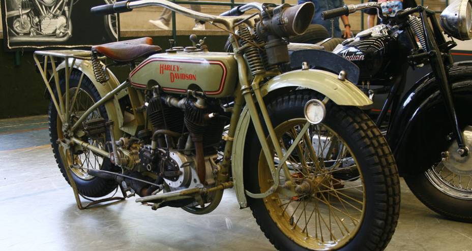 Harley-Davidson original 1920 com lubrificação manual e sem reaproveitamento do óleo | <a href="https://preprod.quatrorodas.abril.com.br/moto/noticias/two-wheels-brazil-reune-fabricantes-nacionais-americanos-motos-vintage-644346.shtml" rel="migration">Leia mais</a>