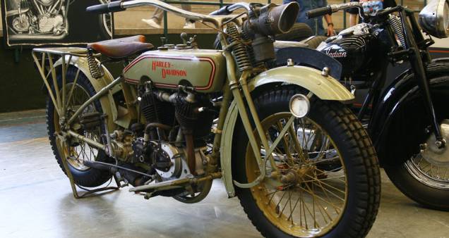 Harley-Davidson original 1920 com lubrificação manual e sem reaproveitamento do óleo | <a href="https://preprod.quatrorodas.abril.com.br/moto/noticias/two-wheels-brazil-reune-fabricantes-nacionais-americanos-motos-vintage-644346.shtml" rel="migration">Leia mais</a> Harley-Davidson original 1920 com lubrificação manual e sem reaproveitamento do óleo | <a href="https://preprod.quatrorodas.abril.com.br/moto/noticias/two-wheels-brazil-reune-fabricantes-nacionais-americanos-motos-vintage-644346.shtml" rel="migration">Leia mais</a>
