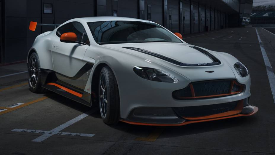 Edição especial de 100 unidades do carro de corrida para uso nas ruas | <a href="https://preprod.quatrorodas.abril.com.br/noticias/saloes/genebra-2015/aston-martin-apresenta-vantage-gt3-rua-837641.shtml" rel="migration">Leia mais</a>