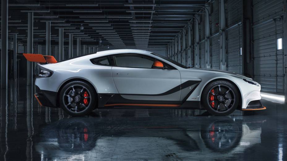 Modelo tem aerodin&acirc;mica refinada, mec&acirc;nica atualizada e pe&ccedil;as em fibra de carbono para ficar mais leve | <a href="https://preprod.quatrorodas.abril.com.br/noticias/saloes/genebra-2015/aston-martin-apresenta-vantage-gt3-rua-837641.shtml" rel="migration">Leia mais</a>