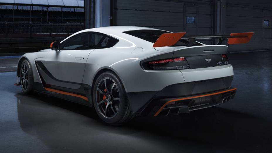 Vers&atilde;o ser&aacute; lan&ccedil;ada no Sal&atilde;o de Genebra, na Su&iacute;&ccedil;a | <a href="https://preprod.quatrorodas.abril.com.br/noticias/saloes/genebra-2015/aston-martin-apresenta-vantage-gt3-rua-837641.shtml" rel="migration">Leia mais</a>