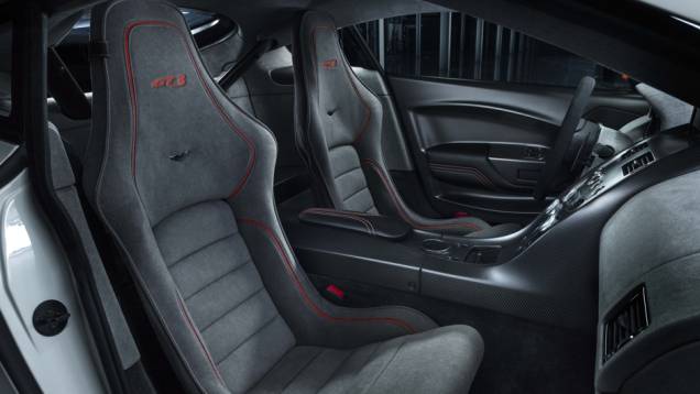Fibra de carbono foi usada fora e dentro do carro, que possui estofamento em Alcântara | <a href="https://preprod.quatrorodas.abril.com.br/noticias/saloes/genebra-2015/aston-martin-apresenta-vantage-gt3-rua-837641.shtml" rel="migration">Leia mais</a> Fibra de carbono foi usada fora e dentro do carro, que possui estofamento em Alcântara | <a href="https://preprod.quatrorodas.abril.com.br/noticias/saloes/genebra-2015/aston-martin-apresenta-vantage-gt3-rua-837641.shtml" rel="migration">Leia mais</a>