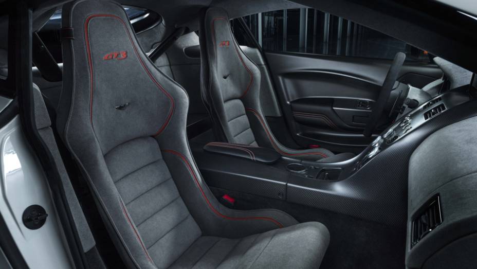 Fibra de carbono foi usada fora e dentro do carro, que possui estofamento em Alc&acirc;ntara | <a href="https://preprod.quatrorodas.abril.com.br/noticias/saloes/genebra-2015/aston-martin-apresenta-vantage-gt3-rua-837641.shtml" rel="migration">Leia mais</a>