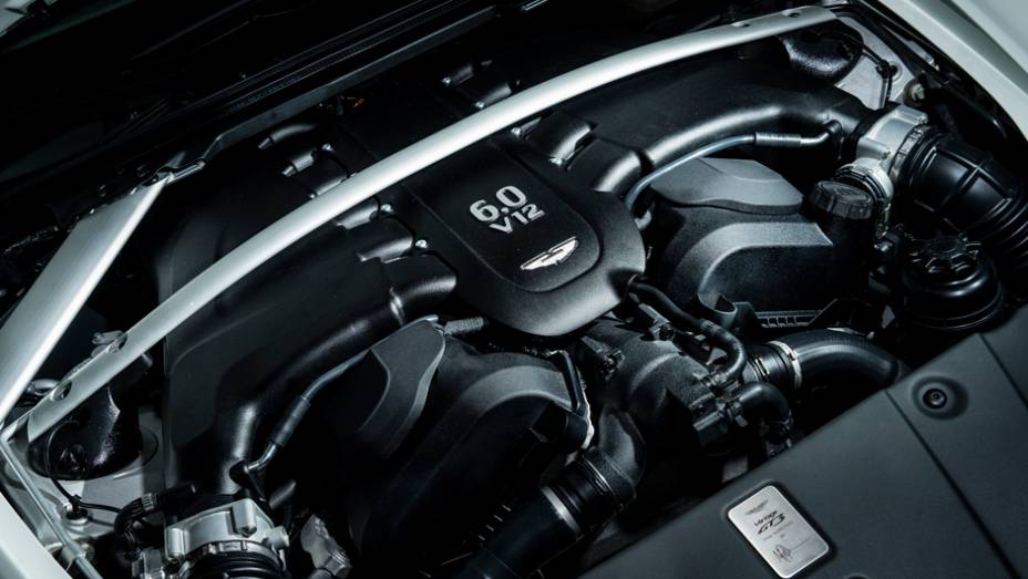 Motor 6.0 litros V12 passou por atualizações e rende mais de 600 cavalos de potência | <a href="https://preprod.quatrorodas.abril.com.br/noticias/saloes/genebra-2015/aston-martin-apresenta-vantage-gt3-rua-837641.shtml" rel="migration">Leia mais</a>