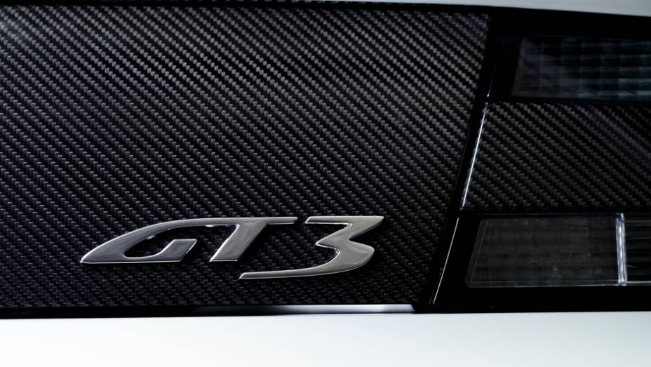 Carro de competição para uso no dia a dia, com entregas prometidas para o fim de 2015 | <a href="https://preprod.quatrorodas.abril.com.br/noticias/saloes/genebra-2015/aston-martin-apresenta-vantage-gt3-rua-837641.shtml" rel="migration">Leia mais</a>
