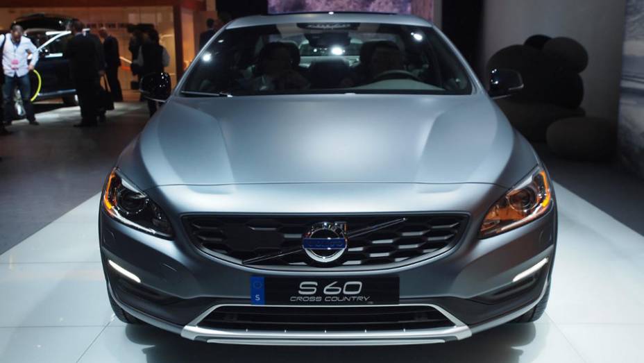 Motorização varia entre o T5, com 245 cv, e D4 com até 190 cv | <a href="https://preprod.quatrorodas.abril.com.br/noticias/saloes/detroit-2015/volvo-s60-cross-country-revelado-detroit-825421.shtml" rel="migration">Leia mais</a>