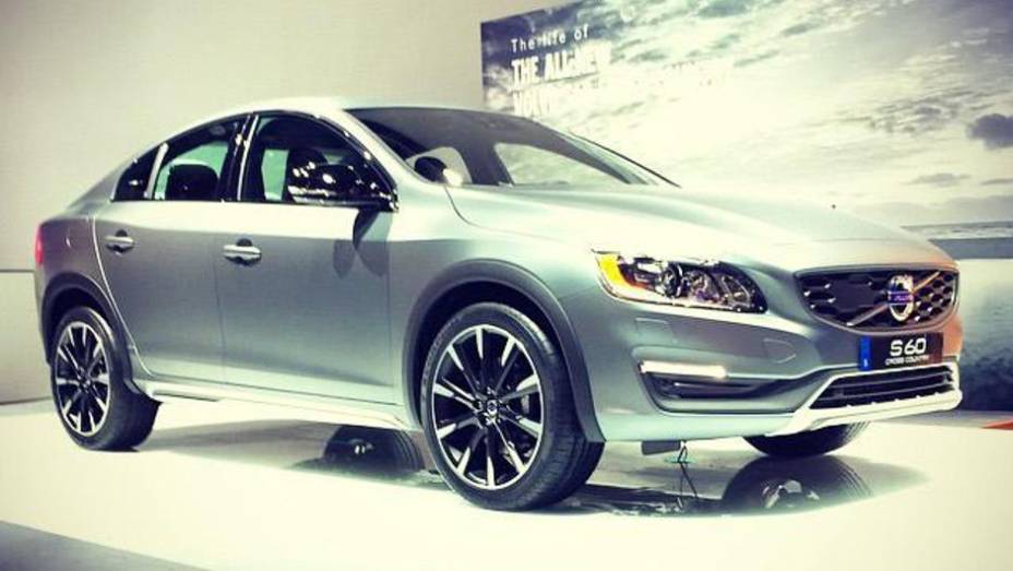 Sedã cresceu 6,5 cm na altura, o que oferece mais conforto e estabilidade | <a href="https://preprod.quatrorodas.abril.com.br/noticias/saloes/detroit-2015/volvo-s60-cross-country-revelado-detroit-825421.shtml" rel="migration">Leia mais</a>