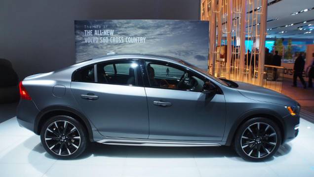 Modelo também oferece rodas de 18 e 19 polegadas, além de tração integral ou frontal. Ambos como opcionais | <a href="https://preprod.quatrorodas.abril.com.br/noticias/saloes/detroit-2015/volvo-s60-cross-country-revelado-detroit-825421.shtml" rel="migration">Leia mais</a> Modelo também oferece rodas de 18 e 19 polegadas, além de tração integral ou frontal. Ambos como opcionais | <a href="https://preprod.quatrorodas.abril.com.br/noticias/saloes/detroit-2015/volvo-s60-cross-country-revelado-detroit-825421.shtml" rel="migration">Leia mais</a>