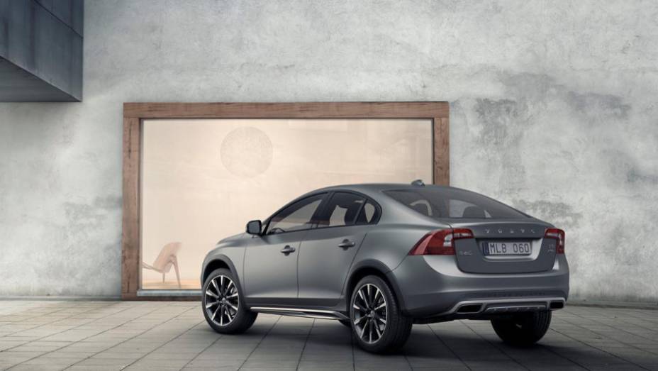 Modelo terá edição limitada, com as primeiras entregues previstas para o fim do primeiro semestre de 2015 | <a href="https://preprod.quatrorodas.abril.com.br/noticias/saloes/detroit-2015/volvo-s60-cross-country-revelado-detroit-825421.shtml" rel="migration">Leia mais</a>