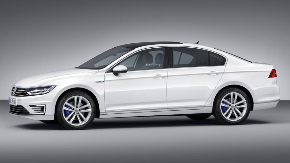 Carro é baseado na oitava geração do sedã | <a href="https://preprod.quatrorodas.abril.com.br/noticias/saloes/paris-2014/vw-apresenta-passat-gte-802784.shtml" rel="migration">Leia mais</a>