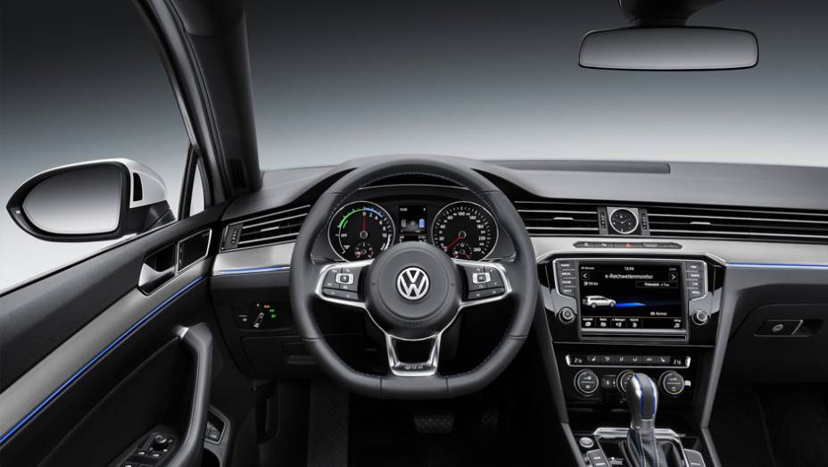 Iluminação em azul e detalhes na mesma cor também são o destaque do interior | <a href="https://preprod.quatrorodas.abril.com.br/noticias/saloes/paris-2014/vw-apresenta-passat-gte-802784.shtml" rel="migration">Leia mais</a>