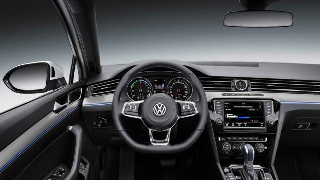 Iluminação em azul e detalhes na mesma cor também são o destaque do interior | <a href="https://preprod.quatrorodas.abril.com.br/noticias/saloes/paris-2014/vw-apresenta-passat-gte-802784.shtml" rel="migration">Leia mais</a> Iluminação em azul e detalhes na mesma cor também são o destaque do interior | <a href="https://preprod.quatrorodas.abril.com.br/noticias/saloes/paris-2014/vw-apresenta-passat-gte-802784.shtml" rel="migration">Leia mais</a>