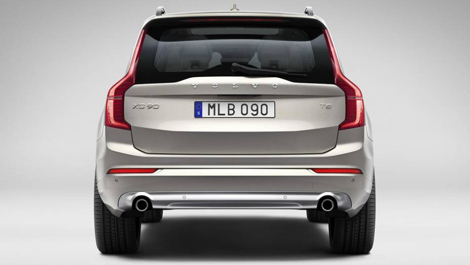Traseira do XC90 lembra o modelo anterior | <a href="https://preprod.quatrorodas.abril.com.br/carros/lancamentos/volvo-xc90-797953.shtml" rel="migration">Leia mais</a>