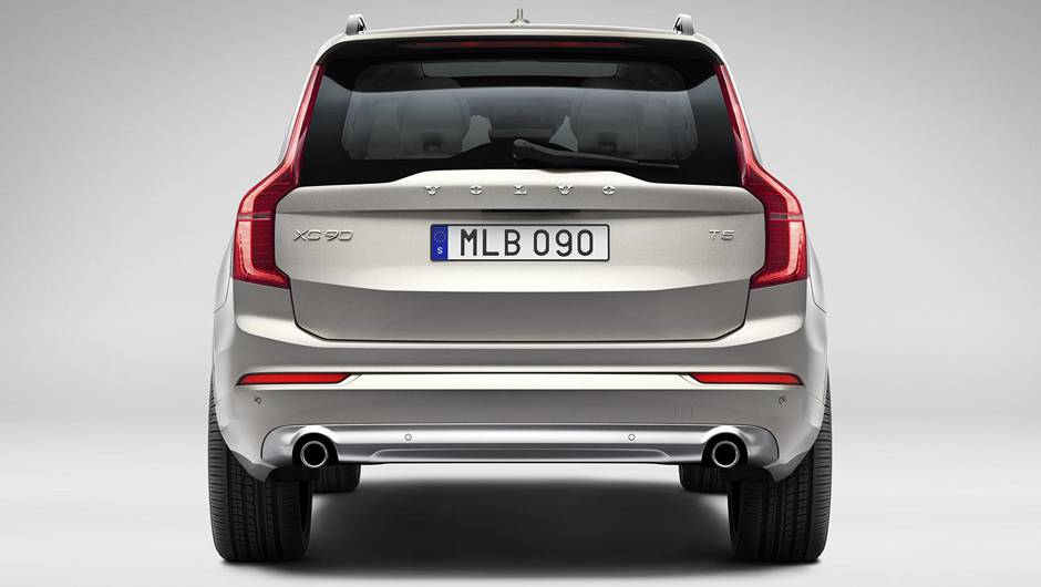 Traseira do XC90 lembra o modelo anterior | <a href="https://preprod.quatrorodas.abril.com.br/carros/lancamentos/volvo-xc90-797953.shtml" rel="migration">Leia mais</a>