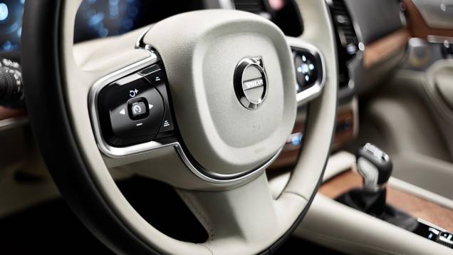 Volante multifuncional agrupa diversas funções | <a href="https://preprod.quatrorodas.abril.com.br/carros/lancamentos/volvo-xc90-797953.shtml" rel="migration">Leia mais</a> Volante multifuncional agrupa diversas funções | <a href="https://preprod.quatrorodas.abril.com.br/carros/lancamentos/volvo-xc90-797953.shtml" rel="migration">Leia mais</a>