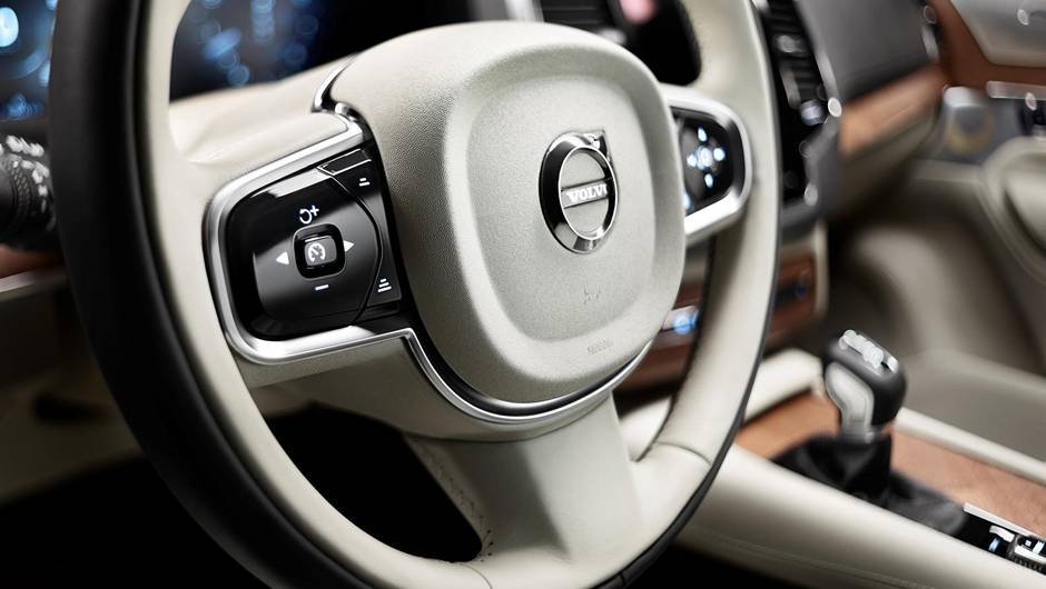 Volante multifuncional agrupa diversas fun&ccedil;&otilde;es | <a href="https://preprod.quatrorodas.abril.com.br/carros/lancamentos/volvo-xc90-797953.shtml" rel="migration">Leia mais</a>