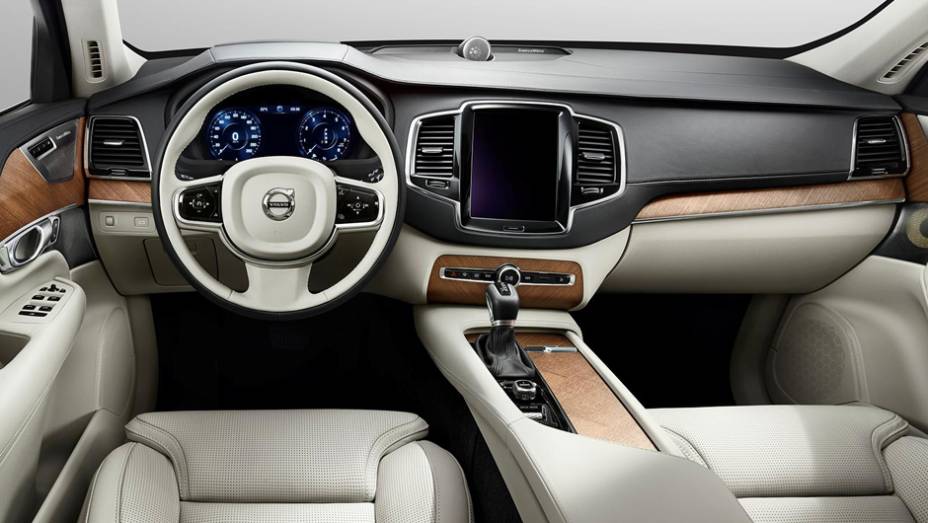 Painel tem grande tela sens&iacute;vel ao toque que controla as fun&ccedil;&otilde;es do carro; marca diz que o XC90 &eacute; o carro mais luxuoso de sua hist&oacute;ria | <a href="https://preprod.quatrorodas.abril.com.br/carros/lancamentos/volvo-xc90-797953.shtml" rel="migration">Leia mais</a>