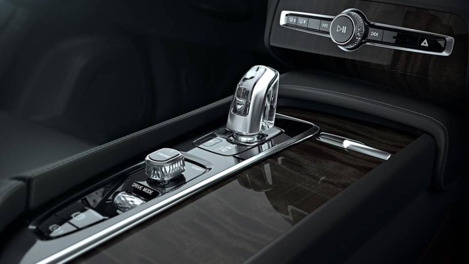 Quase sem bot&otilde;es, o console central &eacute; tomado por uma enorme tela sens&iacute;vel ao toque | <a href="https://preprod.quatrorodas.abril.com.br/carros/lancamentos/volvo-xc90-797953.shtml" rel="migration">Leia mais</a>