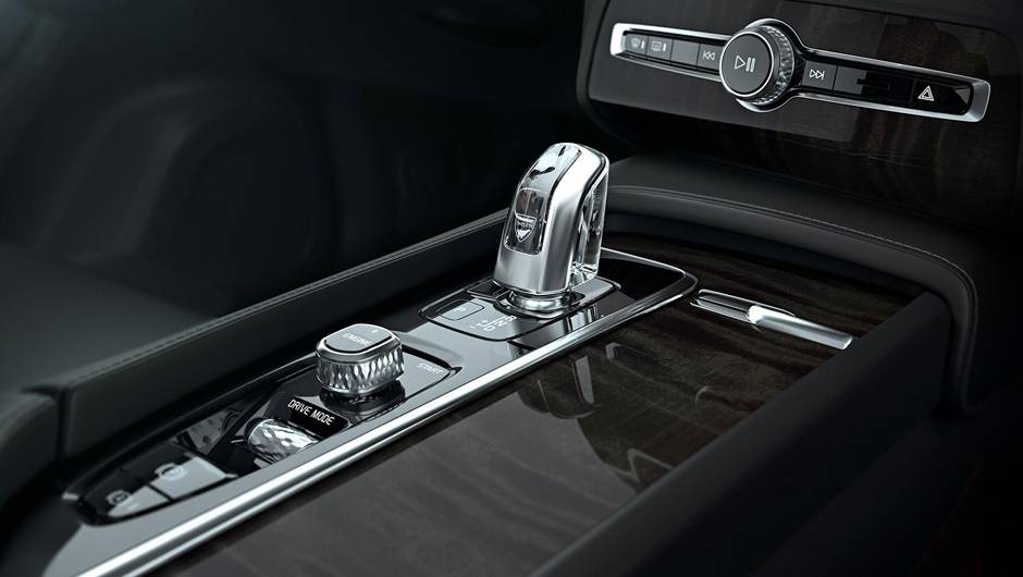Quase sem bot&otilde;es, o console central &eacute; tomado por uma enorme tela sens&iacute;vel ao toque | <a href="https://preprod.quatrorodas.abril.com.br/carros/lancamentos/volvo-xc90-797953.shtml" rel="migration">Leia mais</a>