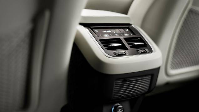 Controles do ar-condicionado exclusivos para os passageiros traseiros; marca oferece quatro ajustes individuais de temperatura | <a href="https://preprod.quatrorodas.abril.com.br/carros/lancamentos/volvo-xc90-797953.shtml" rel="migration">Leia mais</a> Controles do ar-condicionado exclusivos para os passageiros traseiros; marca oferece quatro ajustes individuais de temperatura | <a href="https://preprod.quatrorodas.abril.com.br/carros/lancamentos/volvo-xc90-797953.shtml" rel="migration">Leia mais</a>