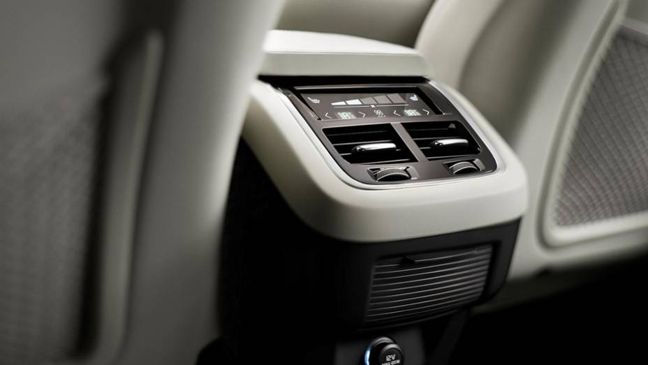 Controles do ar-condicionado exclusivos para os passageiros traseiros; marca oferece quatro ajustes individuais de temperatura | <a href="https://preprod.quatrorodas.abril.com.br/carros/lancamentos/volvo-xc90-797953.shtml" rel="migration">Leia mais</a>
