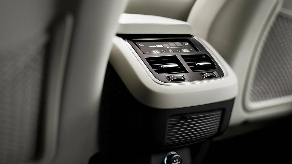 Controles do ar-condicionado exclusivos para os passageiros traseiros; marca oferece quatro ajustes individuais de temperatura | <a href="https://preprod.quatrorodas.abril.com.br/carros/lancamentos/volvo-xc90-797953.shtml" rel="migration">Leia mais</a>