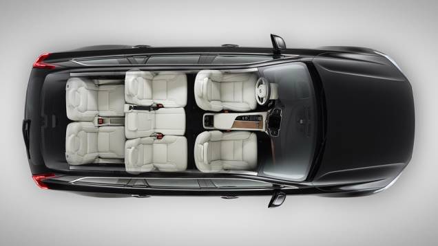 Interior comporta até sete pessoas, distribuídas em três fileiras de bancos | <a href="https://preprod.quatrorodas.abril.com.br/carros/lancamentos/volvo-xc90-797953.shtml" rel="migration">Leia mais</a> Interior comporta até sete pessoas, distribuídas em três fileiras de bancos | <a href="https://preprod.quatrorodas.abril.com.br/carros/lancamentos/volvo-xc90-797953.shtml" rel="migration">Leia mais</a>