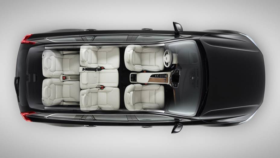 Interior comporta at&eacute; sete pessoas, distribu&iacute;das em tr&ecirc;s fileiras de bancos | <a href="https://preprod.quatrorodas.abril.com.br/carros/lancamentos/volvo-xc90-797953.shtml" rel="migration">Leia mais</a>
