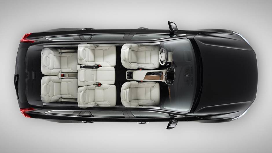 Interior comporta at&eacute; sete pessoas, distribu&iacute;das em tr&ecirc;s fileiras de bancos | <a href="https://preprod.quatrorodas.abril.com.br/carros/lancamentos/volvo-xc90-797953.shtml" rel="migration">Leia mais</a>