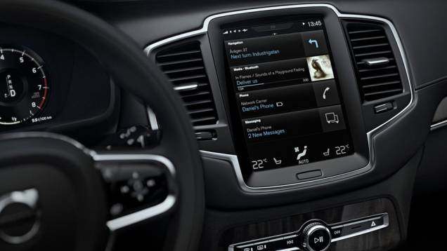 Pela tela é possível controlar o som, mudar a temperatura do ar-condicionado, entre outras funções... | <a href="https://preprod.quatrorodas.abril.com.br/carros/lancamentos/volvo-xc90-797953.shtml" rel="migration">Leia mais</a> Pela tela é possível controlar o som, mudar a temperatura do ar-condicionado, entre outras funções... | <a href="https://preprod.quatrorodas.abril.com.br/carros/lancamentos/volvo-xc90-797953.shtml" rel="migration">Leia mais</a>