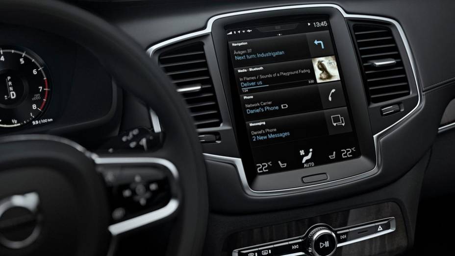 Pela tela &eacute; poss&iacute;vel controlar o som, mudar a temperatura do ar-condicionado, entre outras fun&ccedil;&otilde;es... | <a href="https://preprod.quatrorodas.abril.com.br/carros/lancamentos/volvo-xc90-797953.shtml" rel="migration">Leia mais</a>