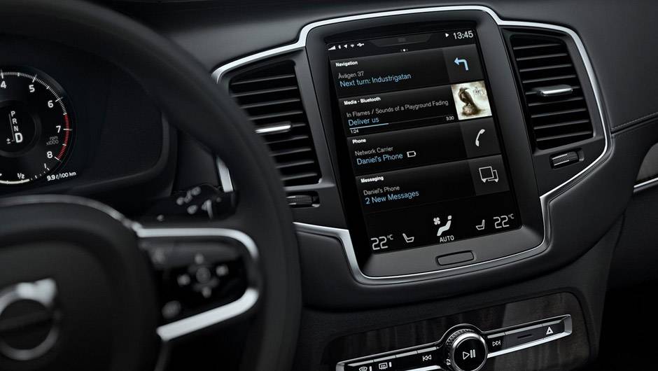 Pela tela &eacute; poss&iacute;vel controlar o som, mudar a temperatura do ar-condicionado, entre outras fun&ccedil;&otilde;es... | <a href="https://preprod.quatrorodas.abril.com.br/carros/lancamentos/volvo-xc90-797953.shtml" rel="migration">Leia mais</a>