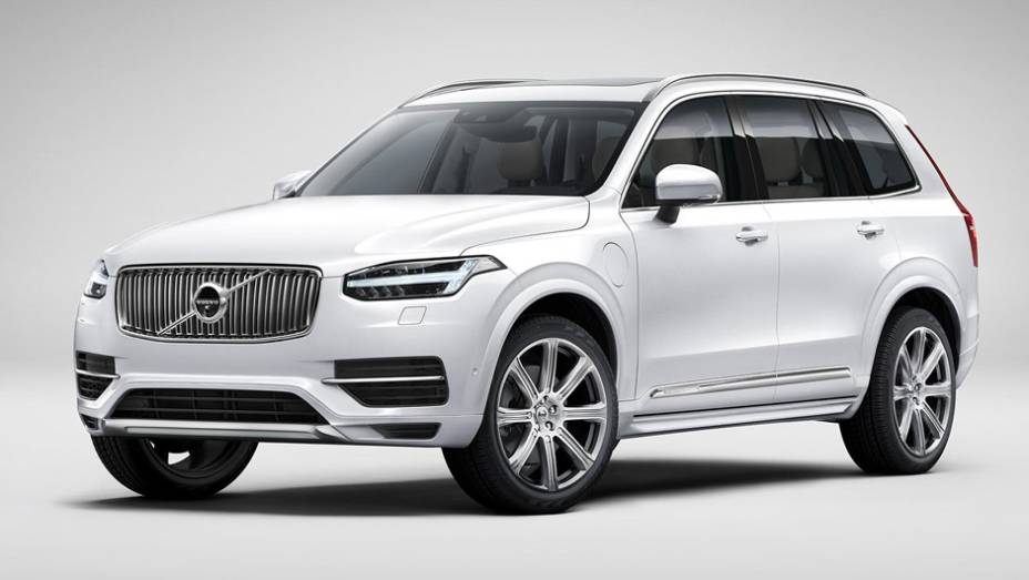 O novo XC90 come&ccedil;a a ser produzido no segundo semestre na Su&eacute;cia, mas s&oacute; chega &agrave;s ruas em maio de 2015 | <a href="https://preprod.quatrorodas.abril.com.br/carros/lancamentos/volvo-xc90-797953.shtml" rel="migration">Leia mais</a>