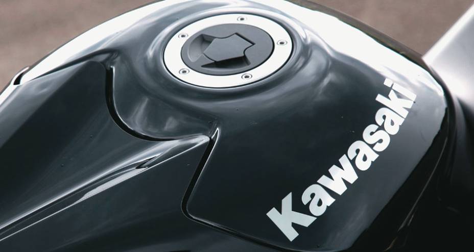 Carenagem frontal se encaixa no tanque de estilo vulc&atilde;o