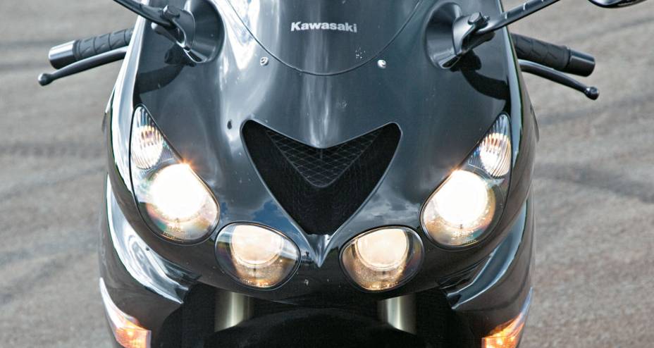 Ilumina&ccedil;&atilde;o frontal &eacute; esteticamente excessiva, mas caracteriza o modelo