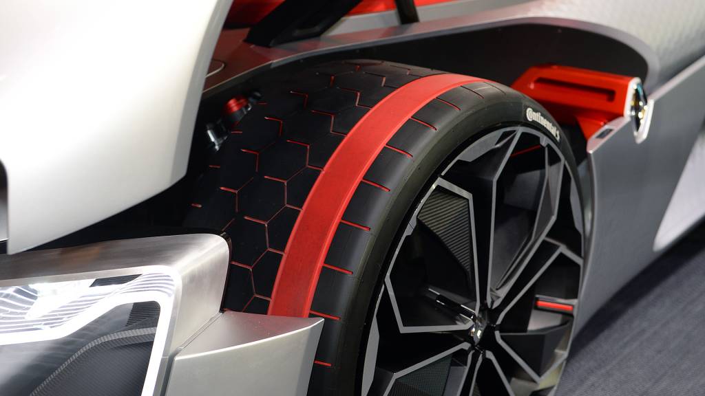 Pneu Conti para o Renault Trezor Pneu da Continental, feito sob encomenda. Exibe uma faixa vermelha na banca de rodagem. E sulcos vermelhos em hexágonos