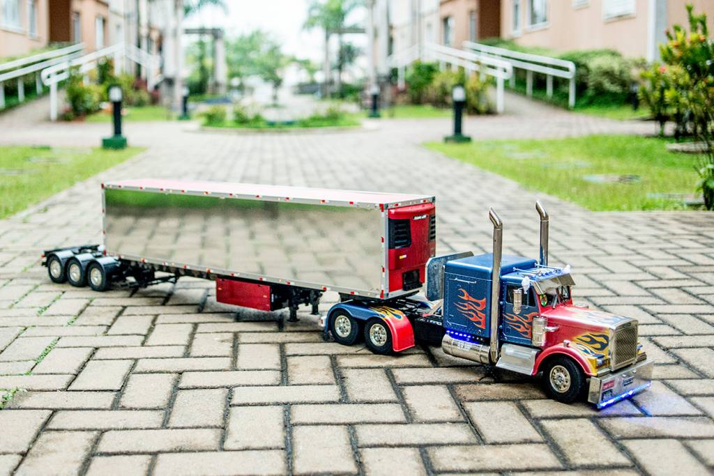 Miniatura de caminhão motorizada A minatura predileta é o Optimus Prime, radiocontrolado que custou R$ 10.000