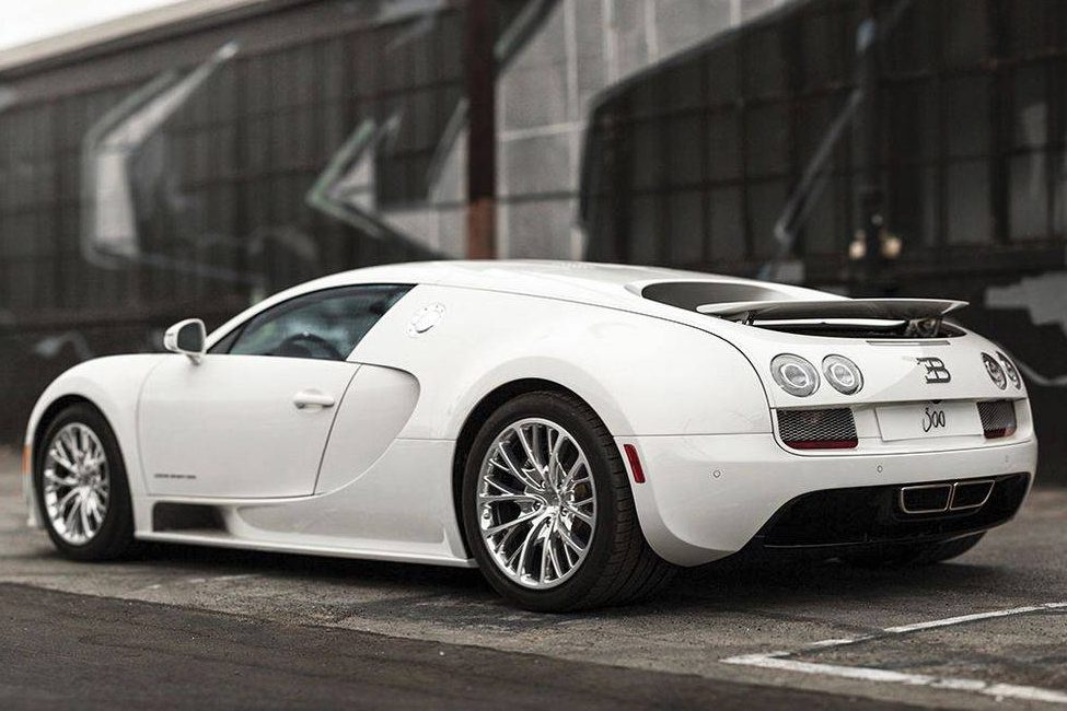 Bugatti Veyron Super Sport 300 Bugatti Veyron Super Sport em posição 3x4 de traseira