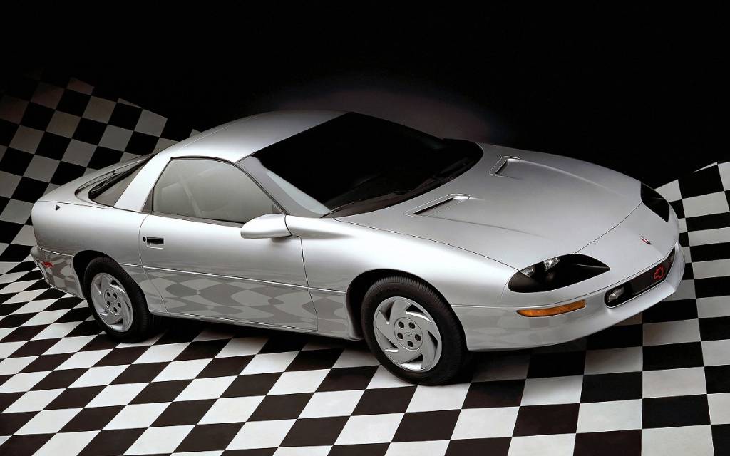 Chevrolet Camaro Mk4 Chevrolet Camaro Mk4 na posição 3x4 de frente
