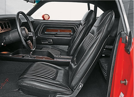 Dodge Challenger Bancos são confortáveis, mas o espaço para as pernas de quem vai atrás é apertado