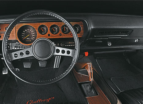 Dodge Challenger Painel de instrumentos tem cinco mostradores redondos