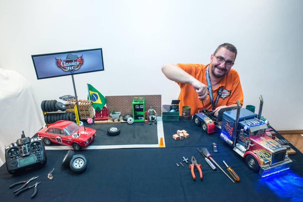 Perfil - Marcelo Torns Com 29 anos dedicados ao automodelismo, o comerciante transforma qualquer carrinho em um bólido para competições